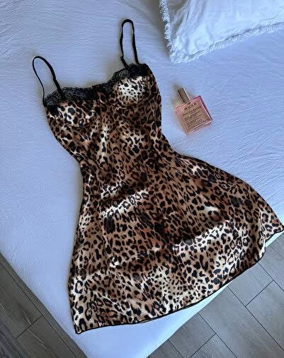 Leopar Desenli Balenli Saten Gecelik – Cesur ve Şık Tasarım